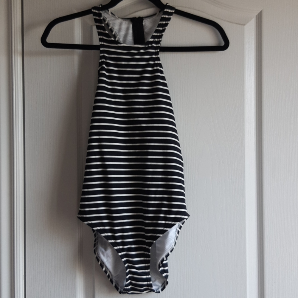 Gap Fit NWOT black & white swimsuit
